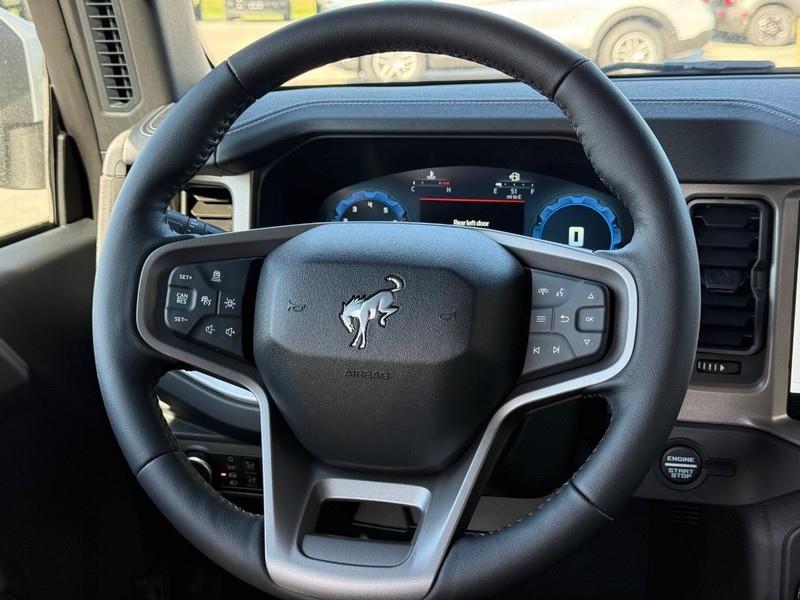 Ford Bronco Vehicle Full-screen Gallery Image 7