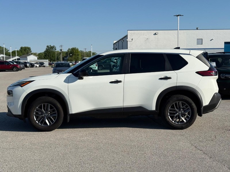 Nissan Rogue Vehicle Full-screen Gallery Image 2