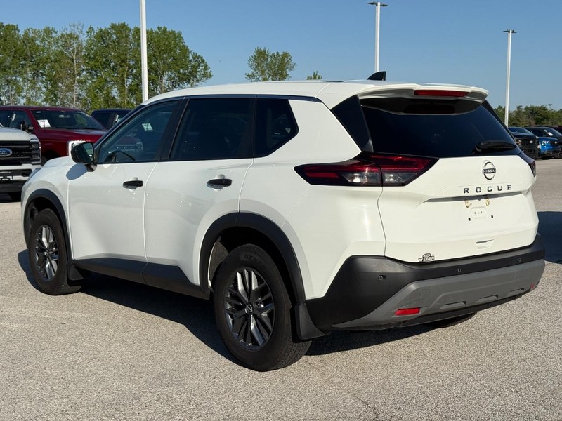 Nissan Rogue Vehicle Full-screen Gallery Image 3