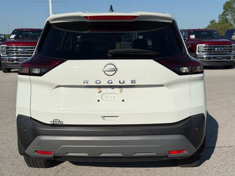 Nissan Rogue Vehicle Full-screen Gallery Image 4