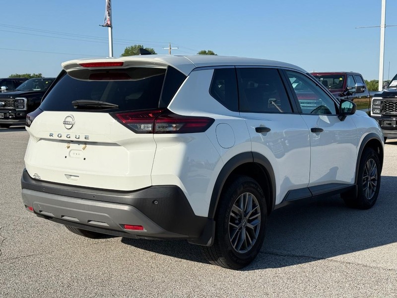 Nissan Rogue Vehicle Full-screen Gallery Image 5