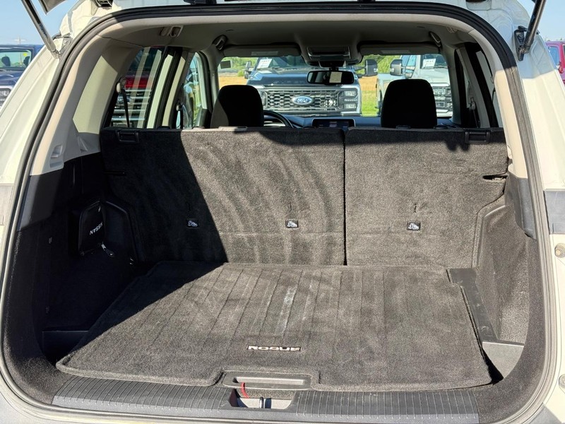 Nissan Rogue Vehicle Full-screen Gallery Image 6
