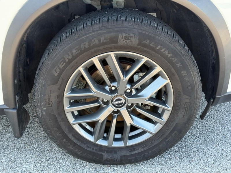 Nissan Rogue Vehicle Full-screen Gallery Image 7