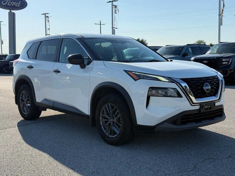Nissan Rogue Vehicle Full-screen Gallery Image 8