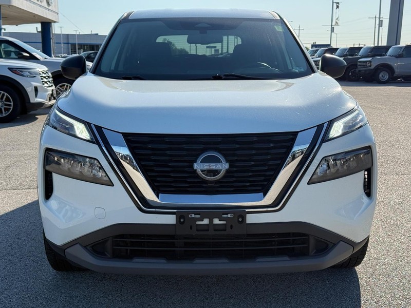 Nissan Rogue Vehicle Full-screen Gallery Image 9