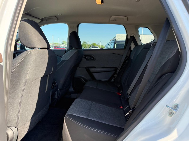 Nissan Rogue Vehicle Full-screen Gallery Image 10