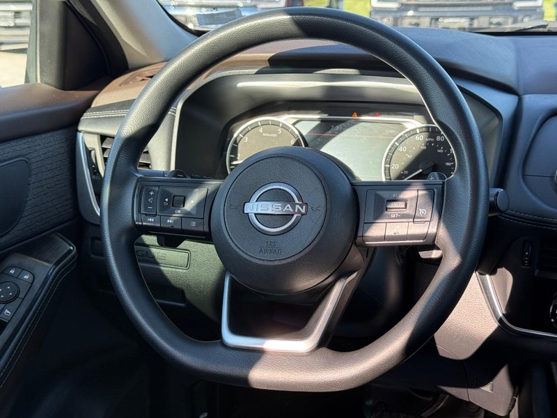 Nissan Rogue Vehicle Full-screen Gallery Image 12