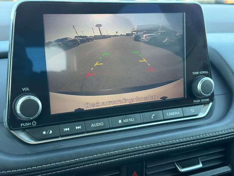 Nissan Rogue Vehicle Full-screen Gallery Image 16