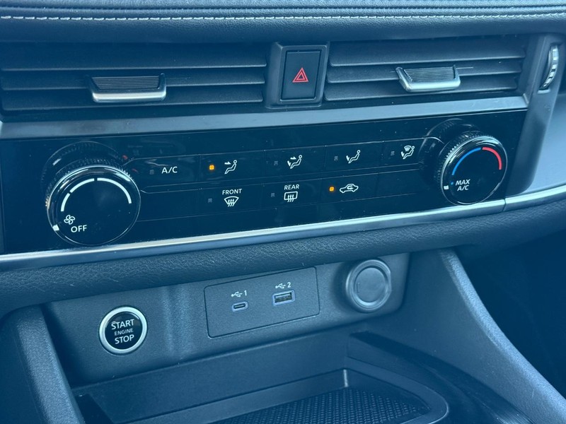 Nissan Rogue Vehicle Full-screen Gallery Image 17