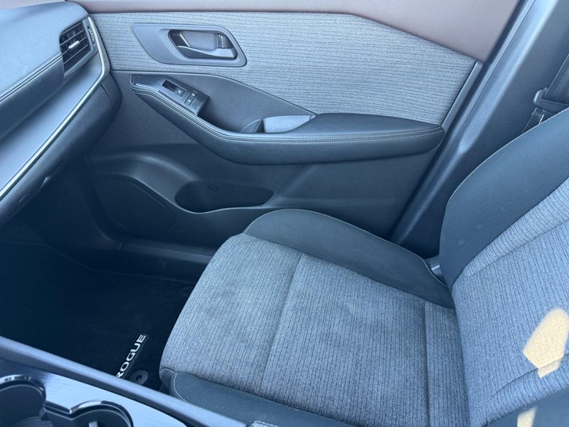 Nissan Rogue Vehicle Full-screen Gallery Image 19