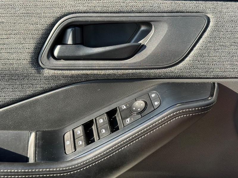 Nissan Rogue Vehicle Full-screen Gallery Image 21