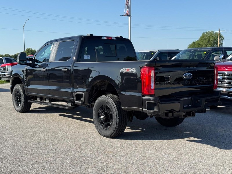 Ford Super Duty F-250 SRW Vehicle Full-screen Gallery Image 3