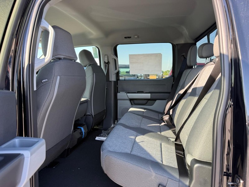 Ford Super Duty F-250 SRW Vehicle Full-screen Gallery Image 5