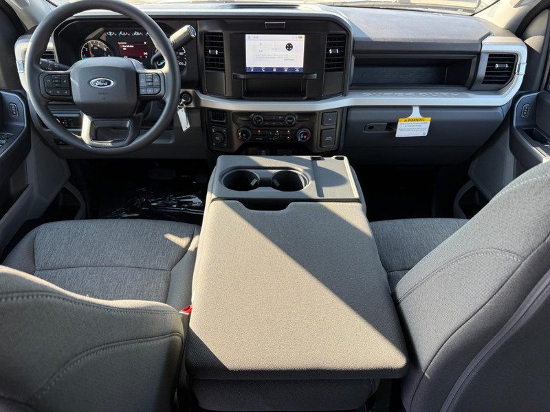 Ford Super Duty F-250 SRW Vehicle Full-screen Gallery Image 6