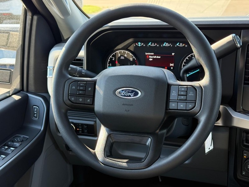Ford Super Duty F-250 SRW Vehicle Full-screen Gallery Image 7