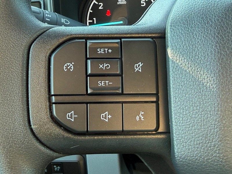 Ford Super Duty F-250 SRW Vehicle Full-screen Gallery Image 8