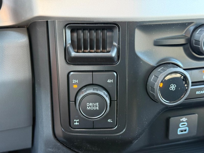 Ford Super Duty F-250 SRW Vehicle Full-screen Gallery Image 12