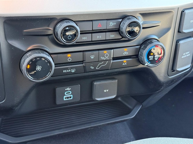 Ford Super Duty F-250 SRW Vehicle Full-screen Gallery Image 13