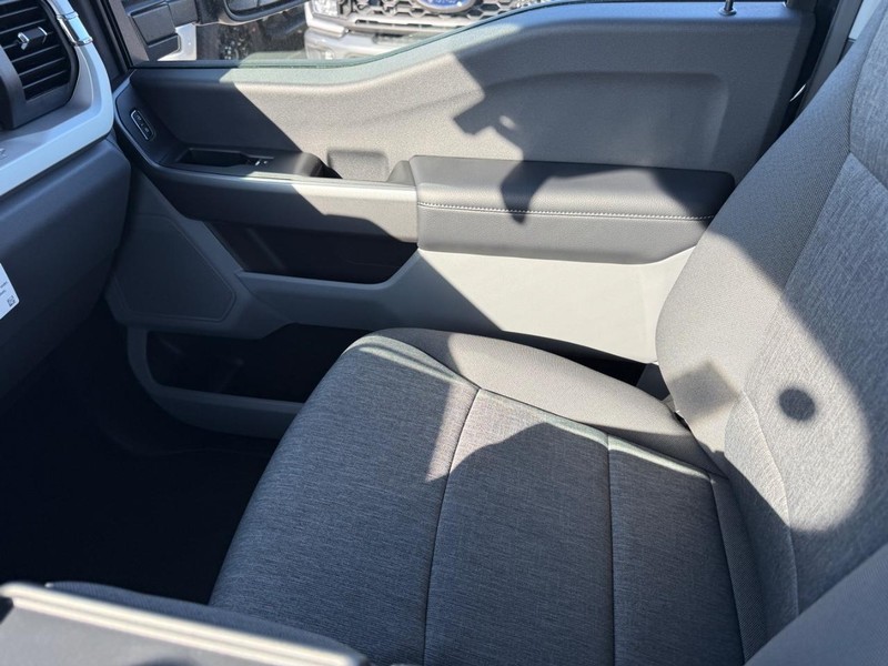 Ford Super Duty F-250 SRW Vehicle Full-screen Gallery Image 15