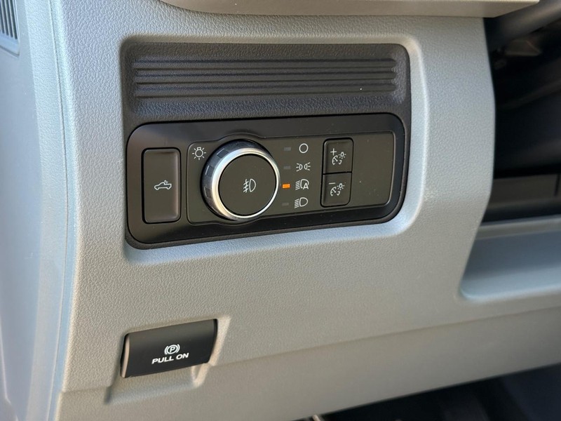 Ford Super Duty F-250 SRW Vehicle Full-screen Gallery Image 16