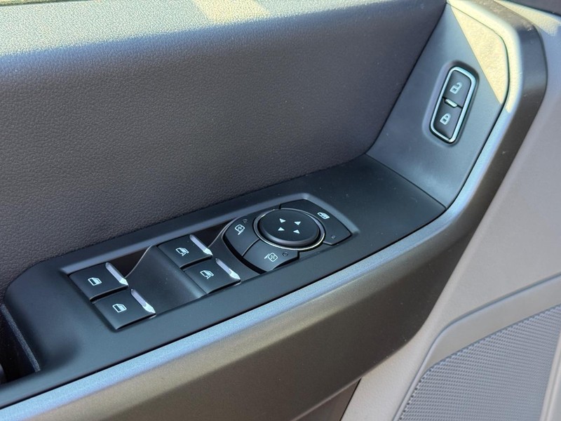 Ford Super Duty F-250 SRW Vehicle Full-screen Gallery Image 17