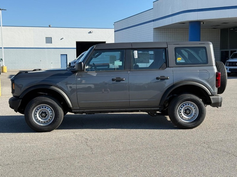 Ford Bronco Vehicle Full-screen Gallery Image 2