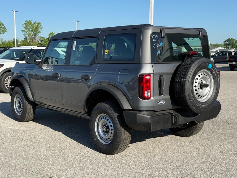 Ford Bronco Vehicle Full-screen Gallery Image 3