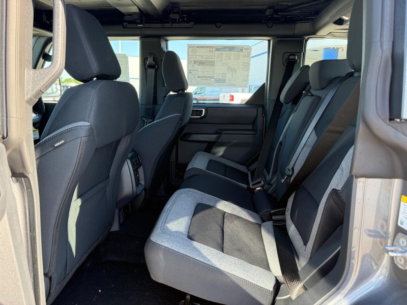 Ford Bronco Vehicle Full-screen Gallery Image 5