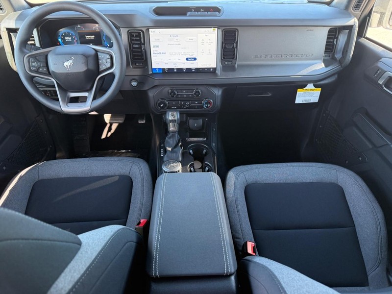 Ford Bronco Vehicle Full-screen Gallery Image 6