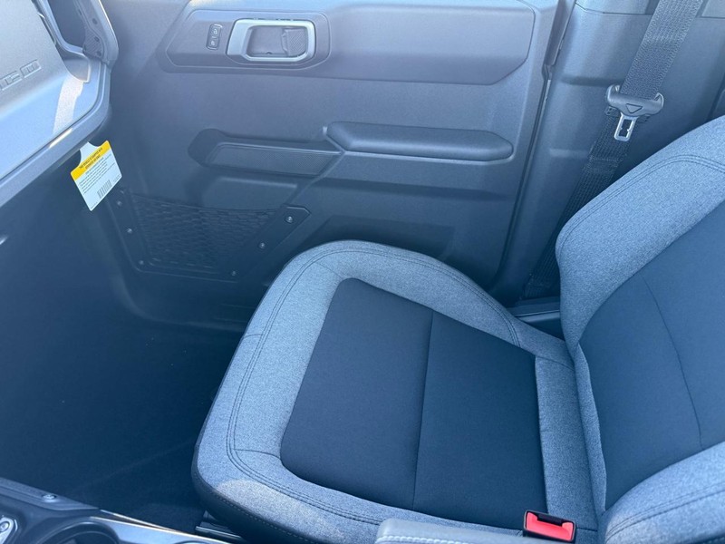 Ford Bronco Vehicle Full-screen Gallery Image 15