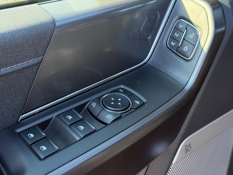 Ford F-150 Vehicle Full-screen Gallery Image 19