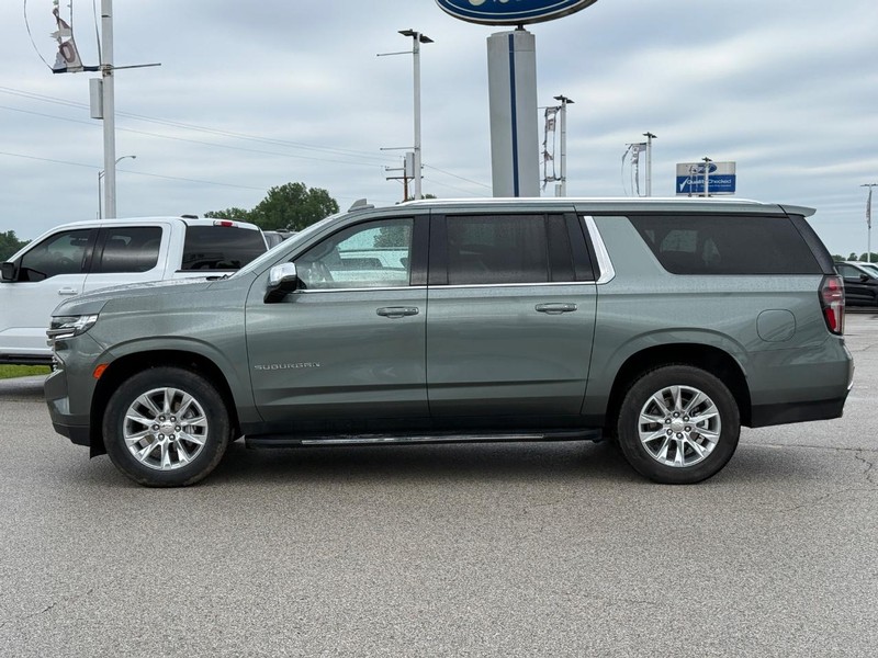 Chevrolet Suburban Vehicle Full-screen Gallery Image 02
