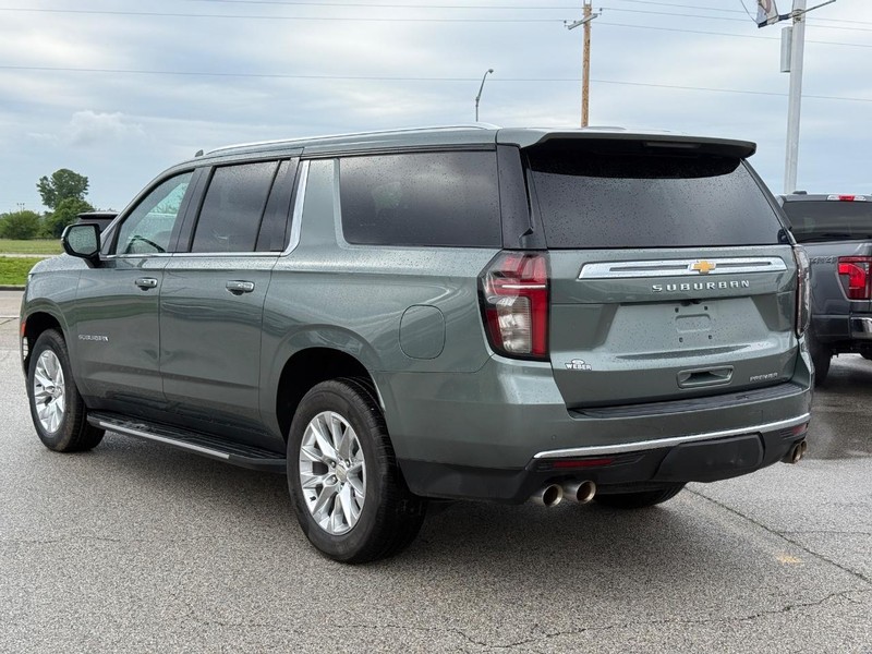 Chevrolet Suburban Vehicle Full-screen Gallery Image 03