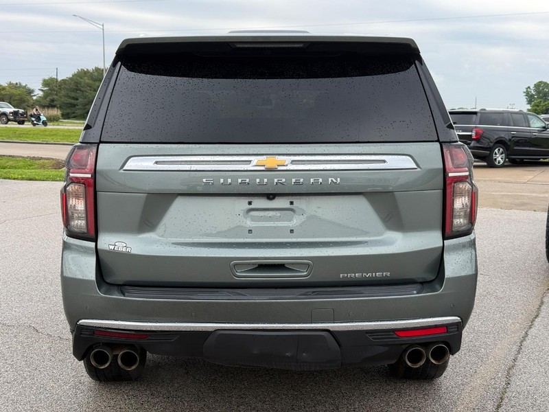 Chevrolet Suburban Vehicle Full-screen Gallery Image 04