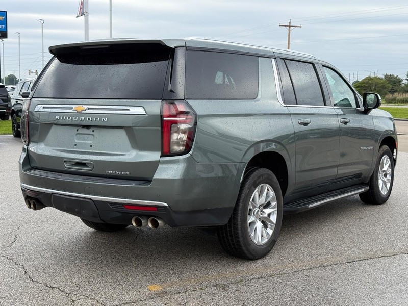 Chevrolet Suburban Vehicle Full-screen Gallery Image 05