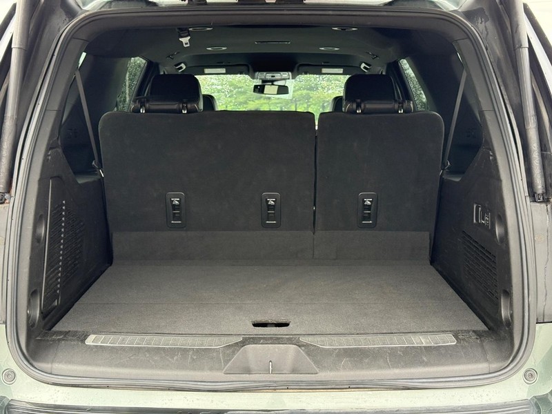 Chevrolet Suburban Vehicle Full-screen Gallery Image 06