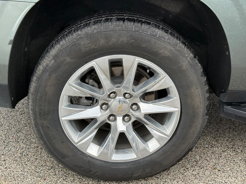 Chevrolet Suburban Vehicle Full-screen Gallery Image 07