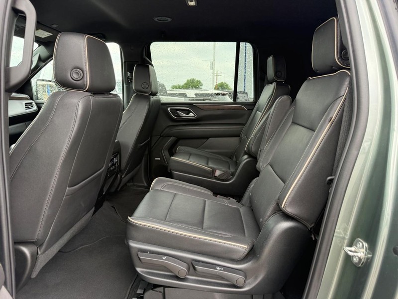 Chevrolet Suburban Vehicle Full-screen Gallery Image 11