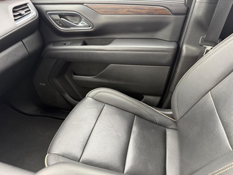 Chevrolet Suburban Vehicle Full-screen Gallery Image 20