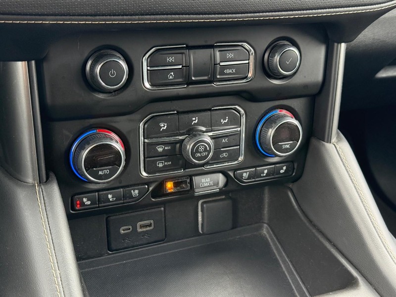 Chevrolet Suburban Vehicle Full-screen Gallery Image 21