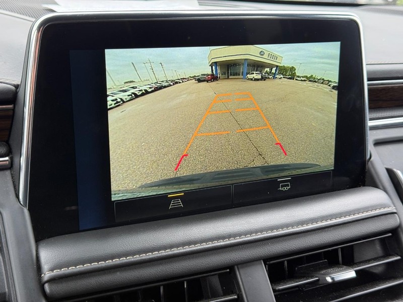 Chevrolet Suburban Vehicle Full-screen Gallery Image 22