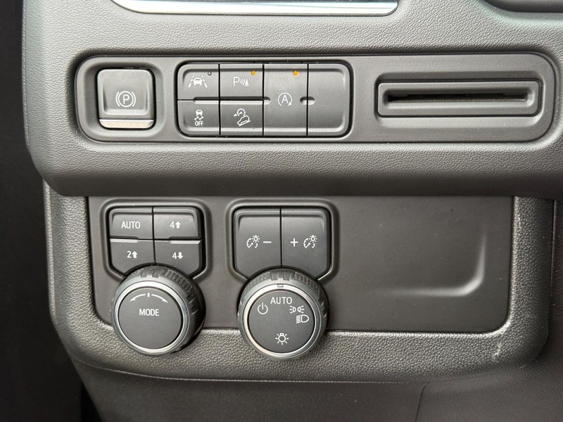 Chevrolet Suburban Vehicle Full-screen Gallery Image 24