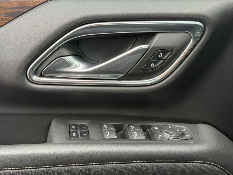 Chevrolet Suburban Vehicle Full-screen Gallery Image 25