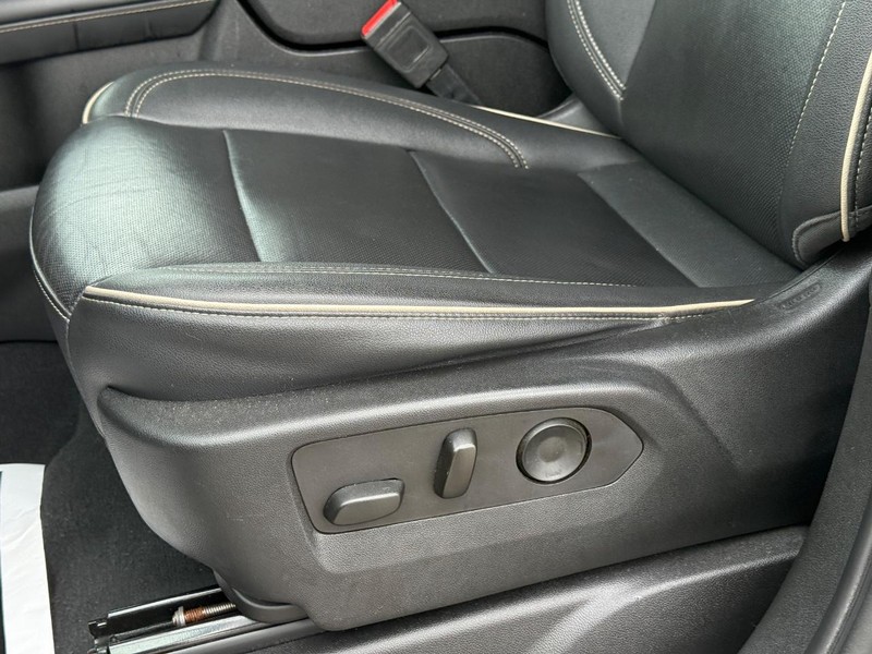 Chevrolet Suburban Vehicle Full-screen Gallery Image 27