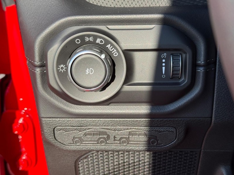 Jeep Wrangler Vehicle Full-screen Gallery Image 25