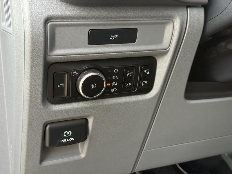 Ford F-150 Vehicle Full-screen Gallery Image 17