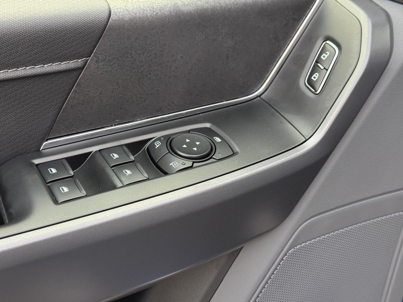 Ford F-150 Vehicle Full-screen Gallery Image 18