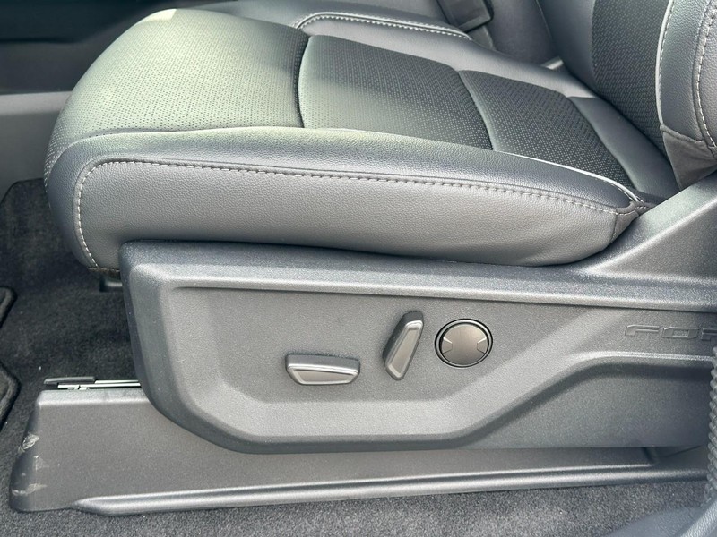 Ford F-150 Vehicle Full-screen Gallery Image 11