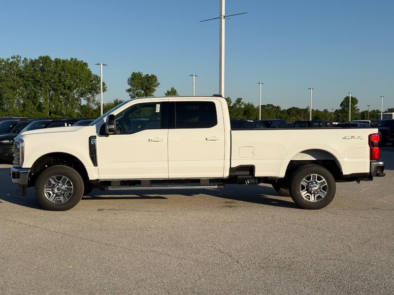 Ford Super Duty F-350 SRW Vehicle Full-screen Gallery Image 2