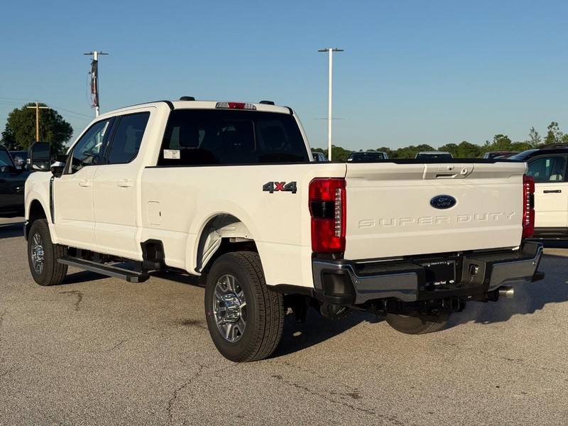 Ford Super Duty F-350 SRW Vehicle Full-screen Gallery Image 3
